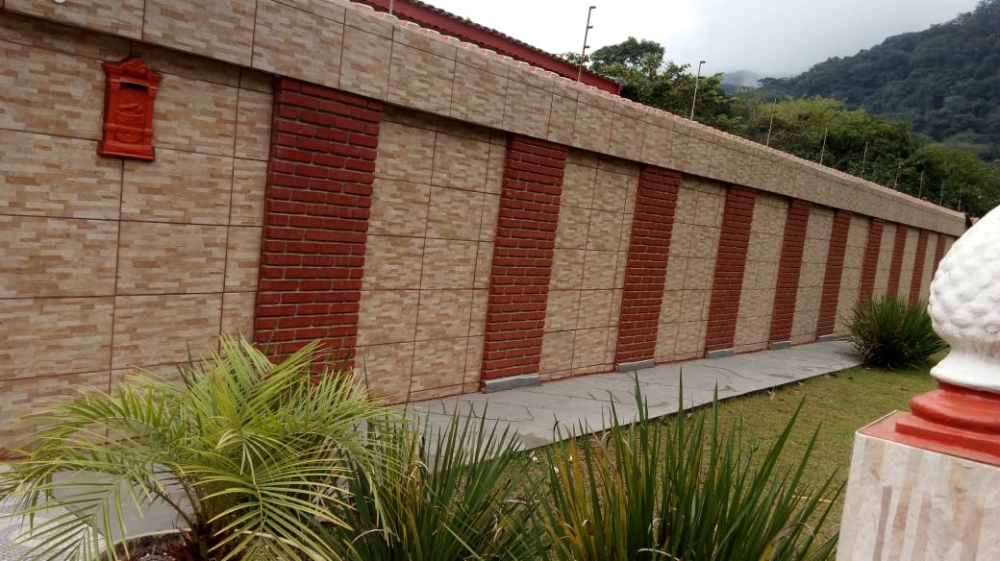 VENDO CASA COM 02 TERRENOS E P
